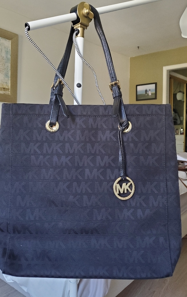 Michael kors black bag, like new! 100% authentic